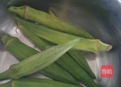 秋葵辣椒炒蛋的做法图解1