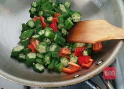 秋葵辣椒炒蛋的做法图解2