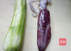 丝瓜烧鱿鱼的做法图解1