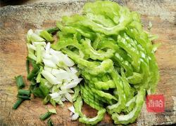 苦瓜炒鸡蛋的做法图解2