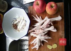 鸡脚苹果汤的做法图解1