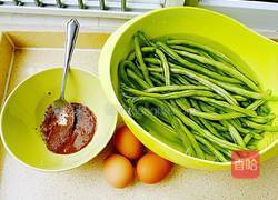 虾酱鸡蛋炒四季豆的做法图解1