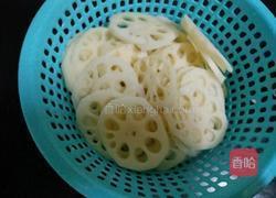 彩椒炒藕片的做法图解1