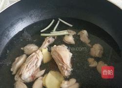 黄芪枸杞鸭腿煲的做法图解1