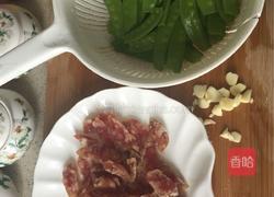 荷兰豆炒腊肠的做法图解1