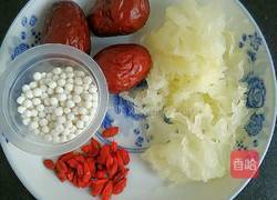 银耳西米汤的做法图解1