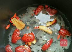 银耳西米汤的做法图解2