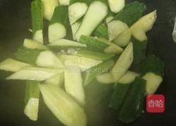 黄瓜酱爆鱿鱼圈的做法图解5