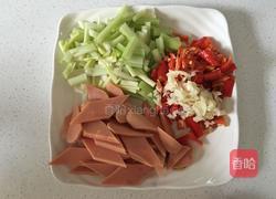 火腿炒西芹的做法图解1