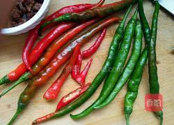 青红辣子肉的做法图解1