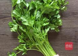 芹菜虾仁的做法图解1