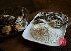 河蟹炒年糕的做法图解3