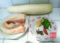 白萝卜炖五花肉的做法图解1