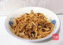 Illustration of how to mix onions with shredded chicken 4