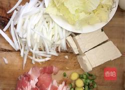 猪肉白菜炖豆腐的做法图解1