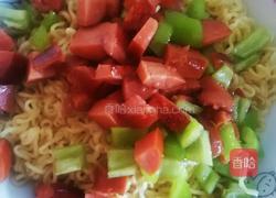 香肠拉面的做法图解6