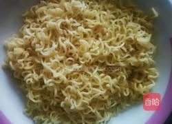 香肠拉面的做法图解3