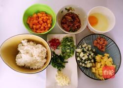菠萝蛋炒饭的做法图解1