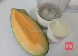 哈密瓜奶昔的做法图解1