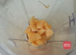 哈密瓜奶昔的做法图解3