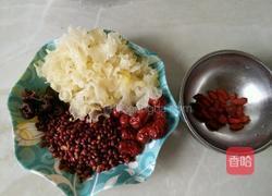 三红桂圆银耳粥的做法图解1