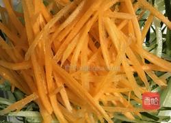 凉拌黄瓜胡萝卜丝的做法图解3