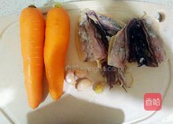 胡萝卜炒墨鱼丝的做法图解1