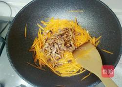 胡萝卜炒墨鱼丝的做法图解9