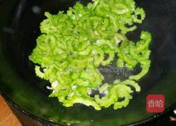 素炒苦瓜的做法图解3