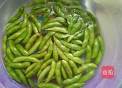 水煮毛豆的做法图解1