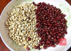 红豆薏米骨头汤的做法图解1
