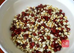 红豆薏米骨头汤的做法图解2