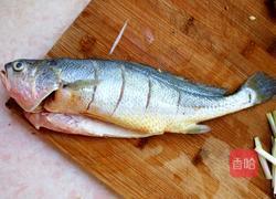 油泼黄花鱼的做法图解1