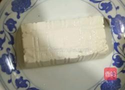 皮蛋豆腐的做法图解1