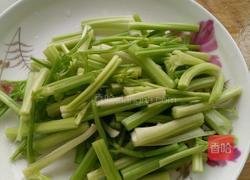 芹菜炒粉的做法图解1