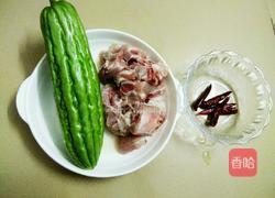 苦瓜烧排骨的做法图解1