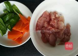 青椒炒肉片的做法图解1