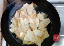 辣椒炒豆腐皮的做法图解3