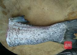 胖头鱼尾汤的做法图解1