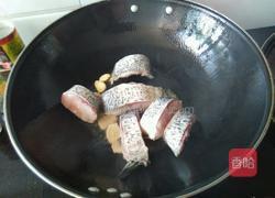胖头鱼尾汤的做法图解4