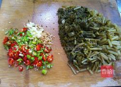 酸菜炒辣椒的做法图解1