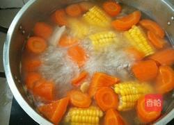 胡萝卜玉米猪骨汤的做法图解4
