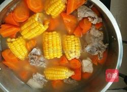 胡萝卜玉米猪骨汤的做法图解5