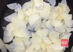 Illustration of how to make sausage and potato slices in dry pot 2