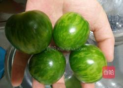 糖拌绿色西红柿的做法图解1