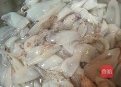 洋葱炒小鱿鱼的做法图解1