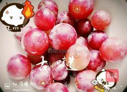 葡萄草莓苹果酸奶汁的做法图解1