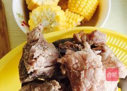 玉米海带排骨汤的做法图解1