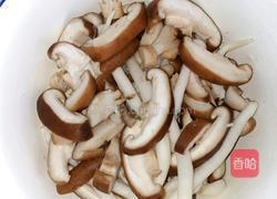 蘑菇豆腐汤的做法图解1