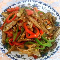 红青椒爆炒火焙鱼的做法[图]